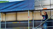 Montage eines XL-Banners, Werbebanner, Digitaldruck