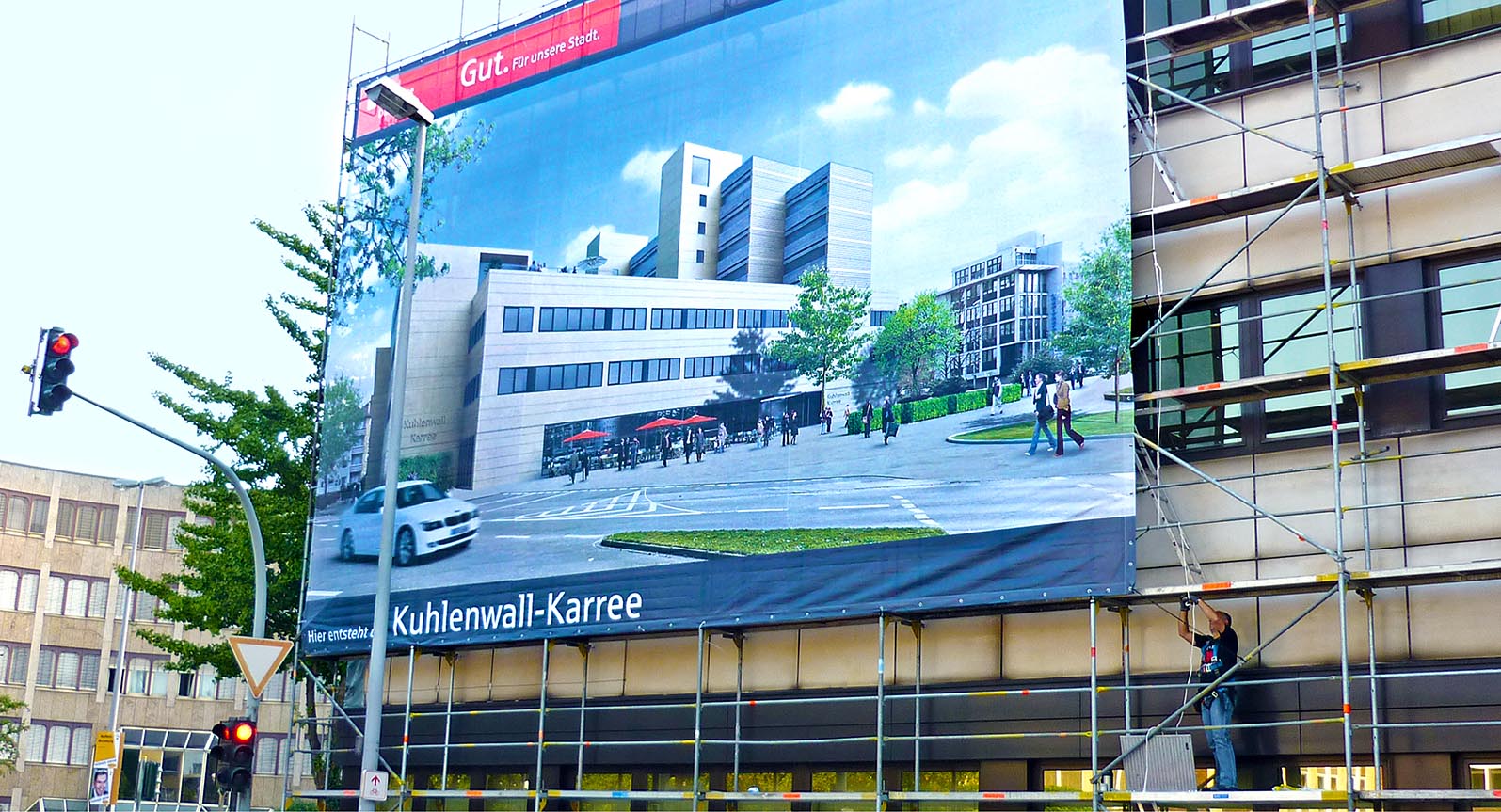 Montage eines XL-Banners, Werbebanner, Digitaldruck