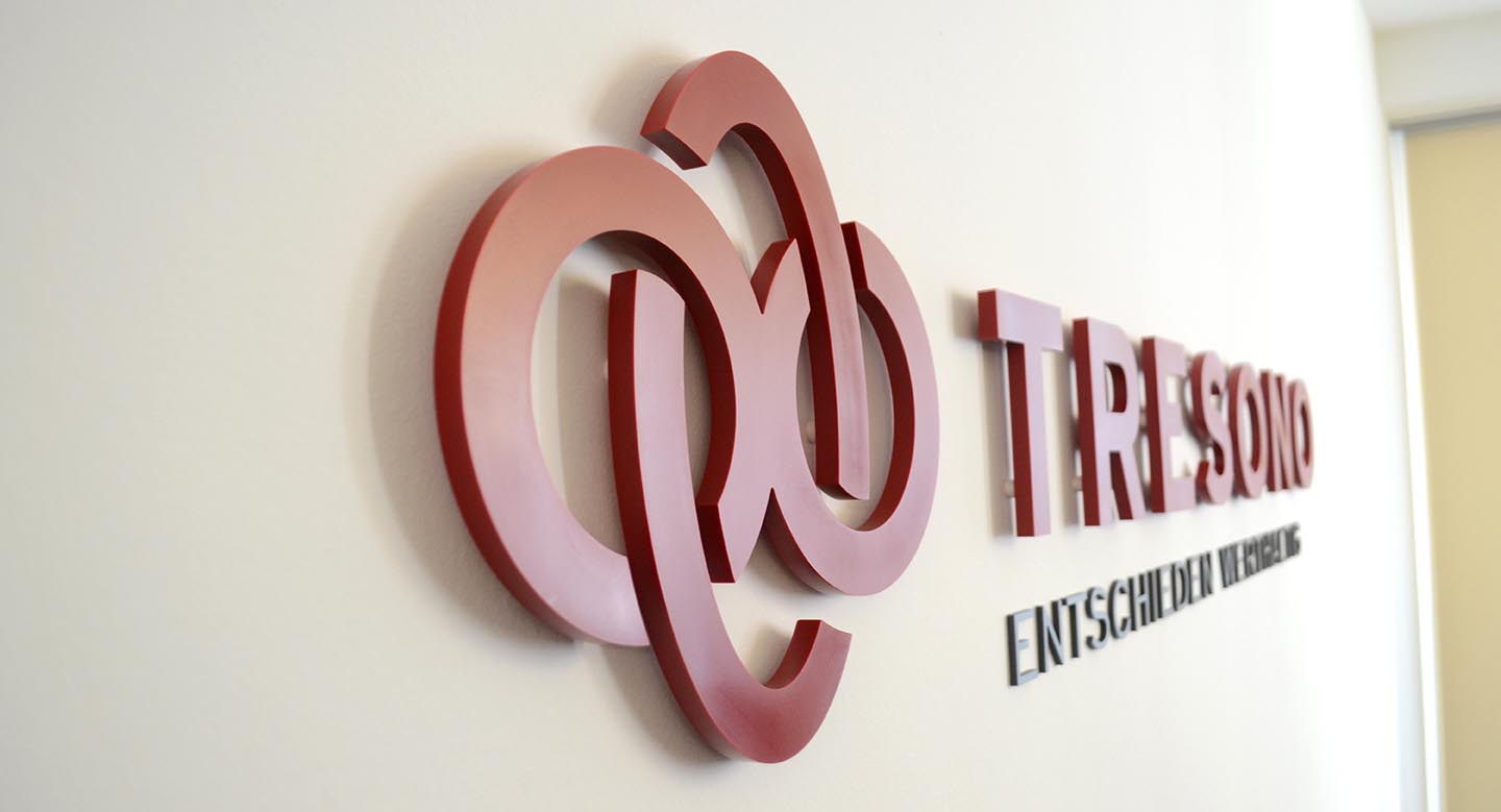 Pr&#228;zise Formfr&#228;sung eine Logo Signs aus Corian inkl. Anbringung