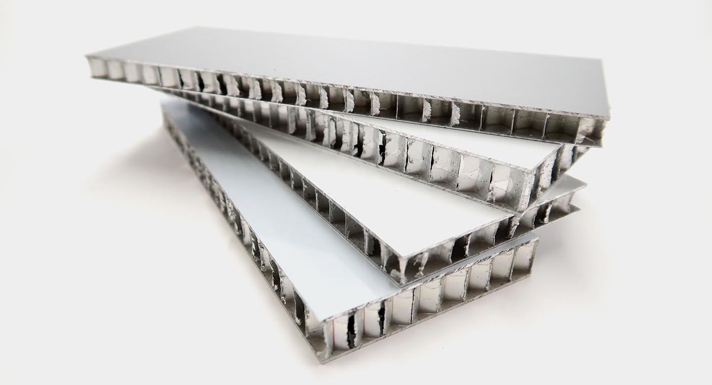 Wir Fr&#228;sen und Bedrucken Plattenmaterial bis 3 cm Dicke.